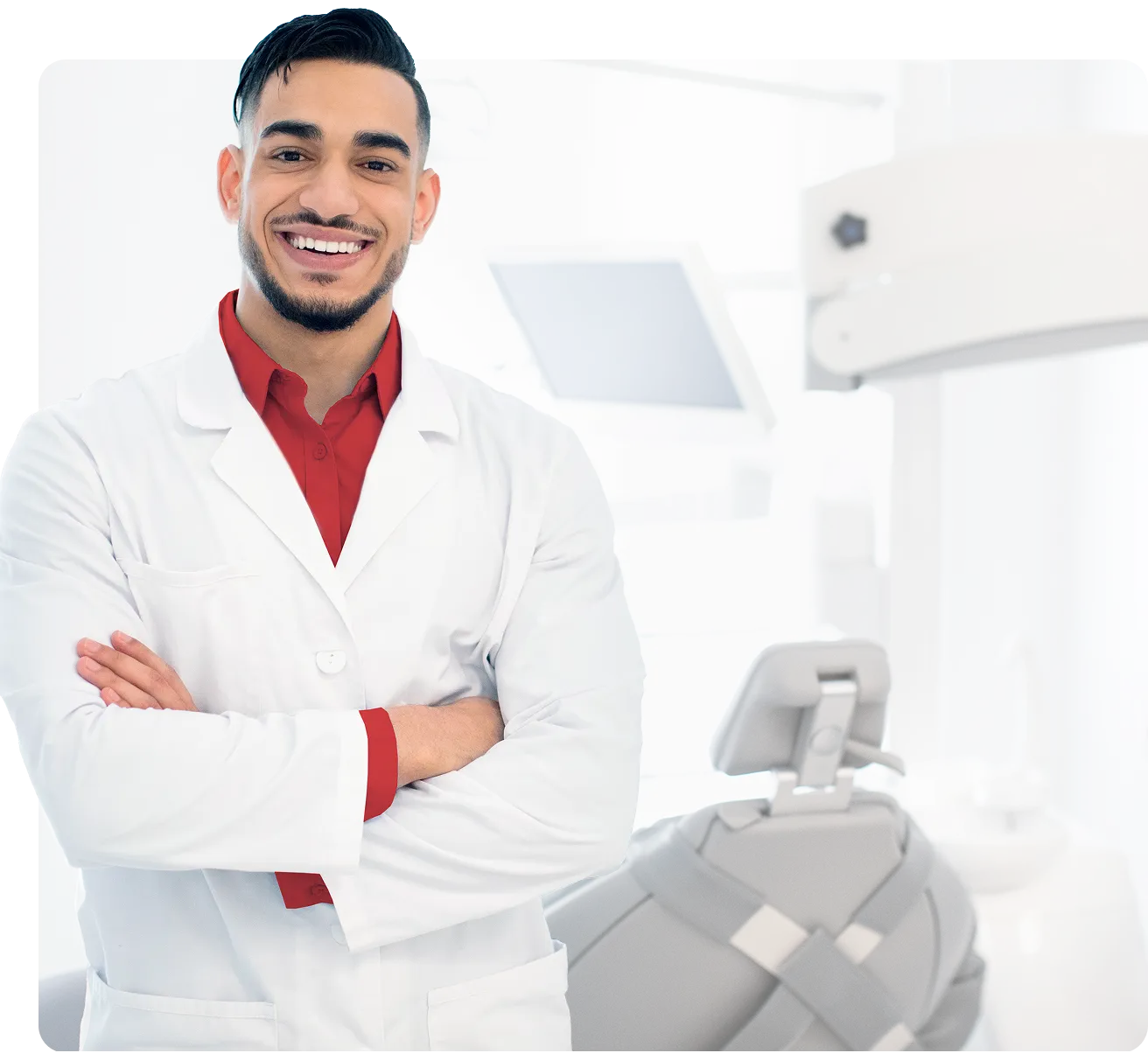 Dentista sorrindo usando software de gestão odontológica Dental Salus